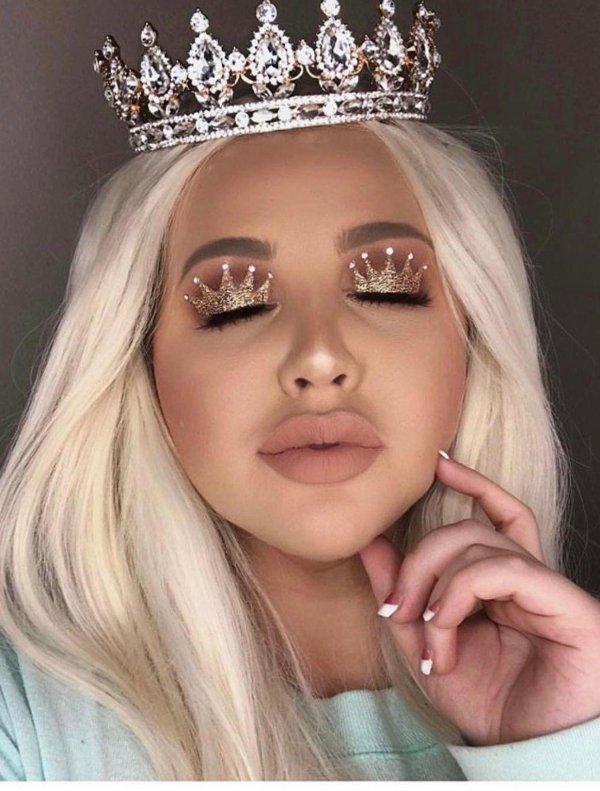 С короной девушка
