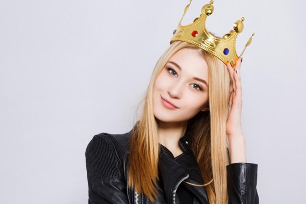 С короной девушка