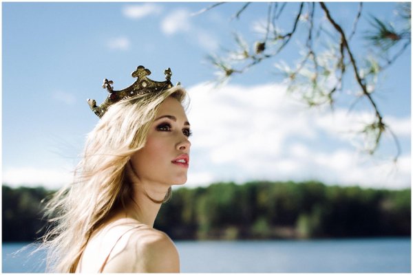 С короной девушка
