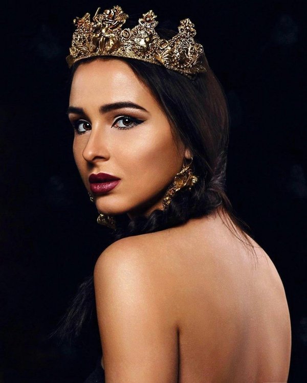 С короной девушка