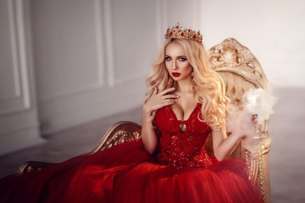 С короной девушка