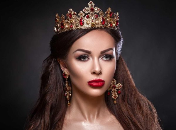 С короной девушка