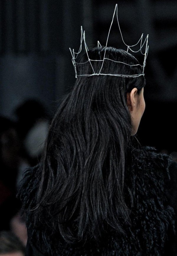 С короной девушка