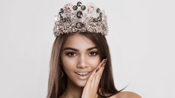 С короной девушка