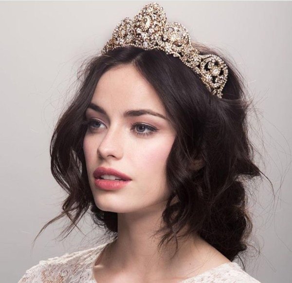 С короной девушка