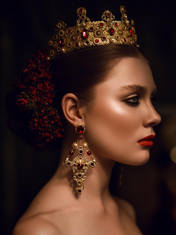 С короной девушка