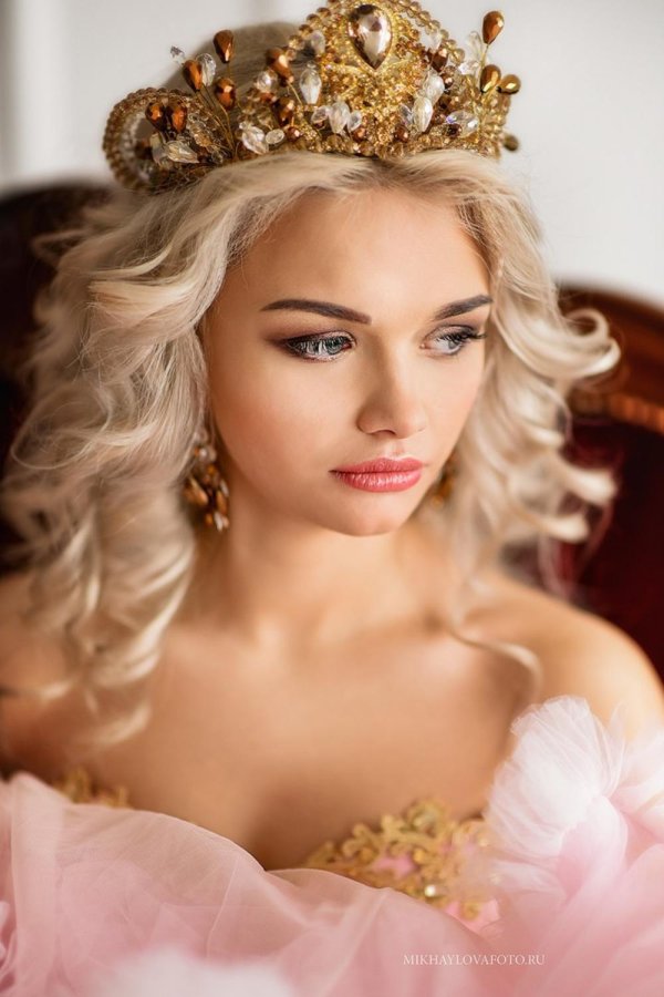 С короной девушка