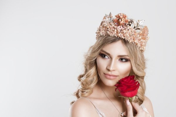 С короной девушка