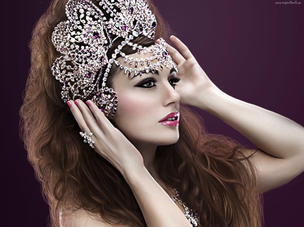 С короной девушка