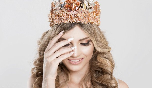 С короной девушка