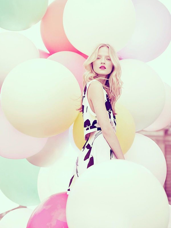 Девушка с шариками