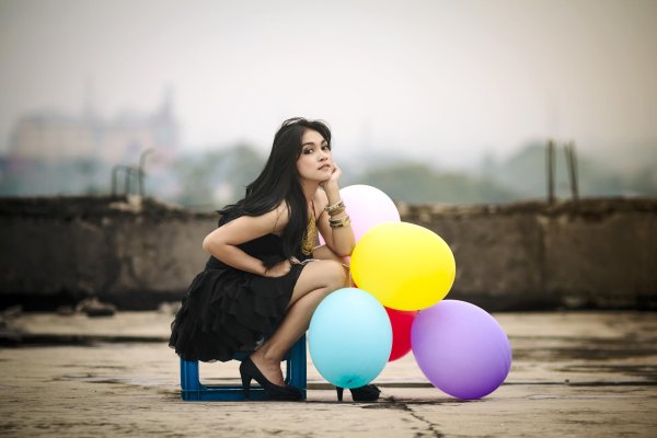 Девушка с шариками