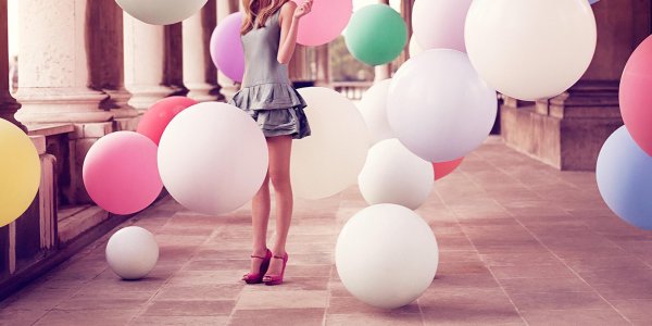 Девушка с шариками