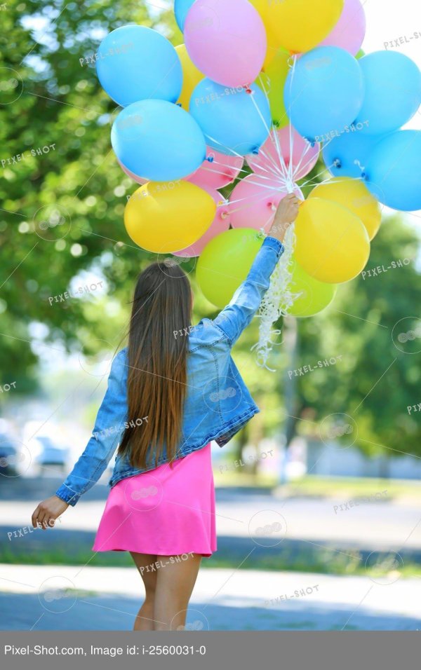 Девушка с шариками