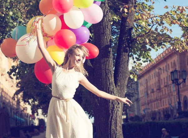Девушка с шариками