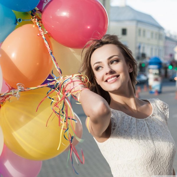 Девушка с шариками