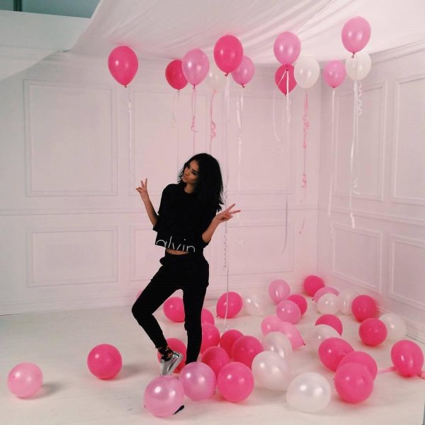 Девушка с шариками