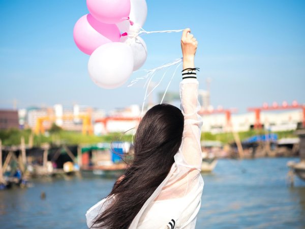 Девушка с шариками