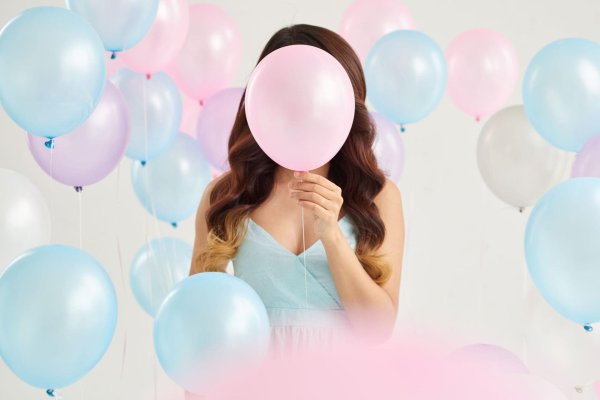 Девушка с шариками