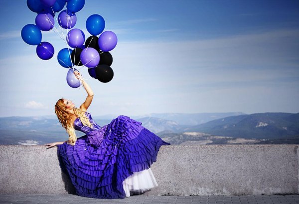 Девушка с шариками