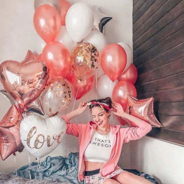 Девушка с шариками