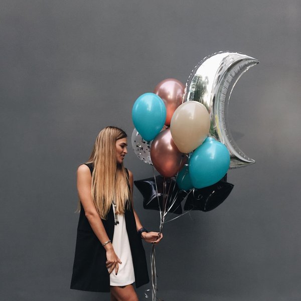 Девушка с шариками