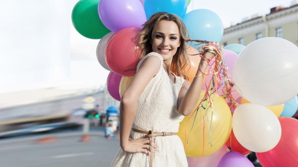 Девушка с шариками