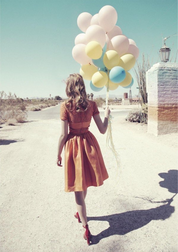 Девушка с шариками