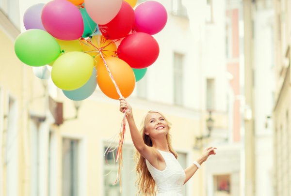 Девушка с шариками