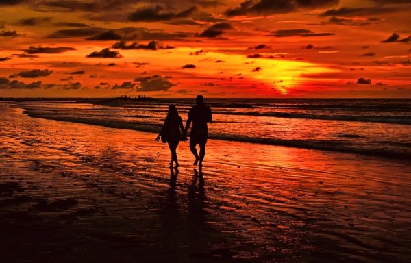 Рассвет и девушка