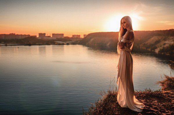 Рассвет и девушка