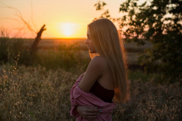 Рассвет и девушка