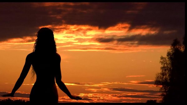 Рассвет и девушка