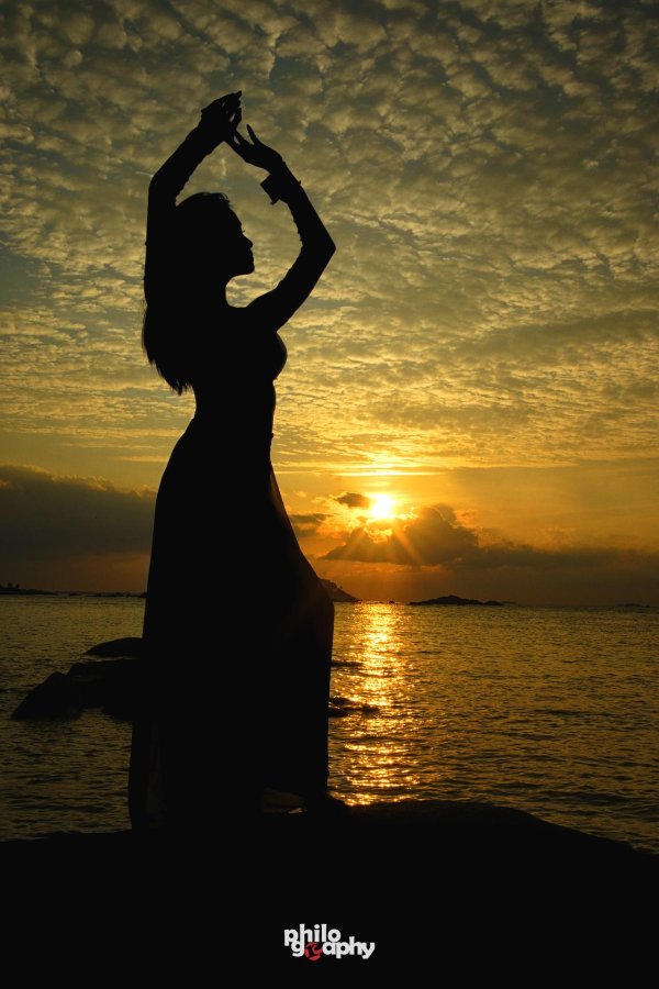 Рассвет и девушка