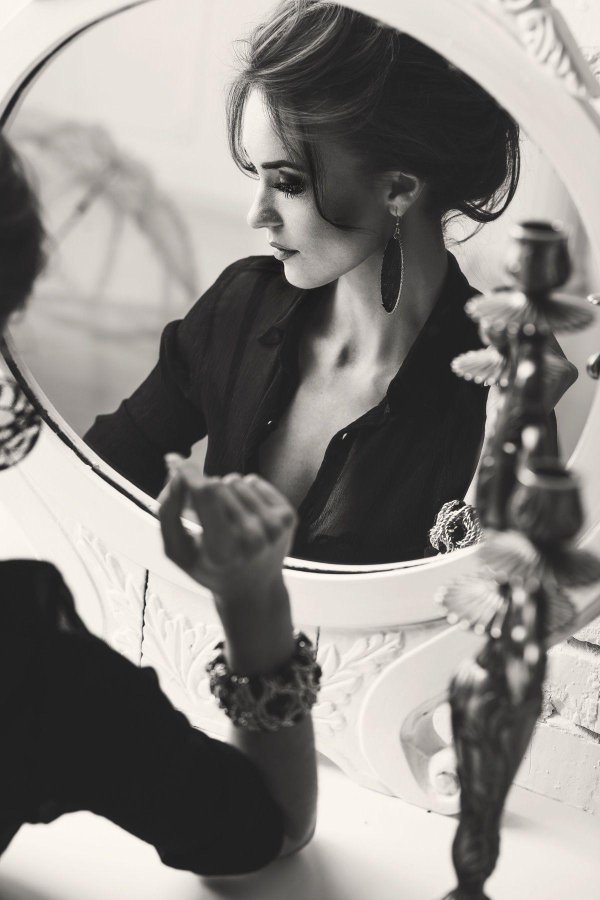 Девушка перед зеркалом