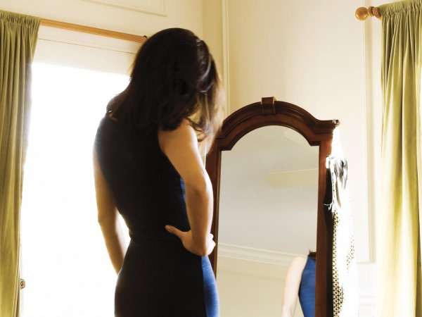 Девушка перед зеркалом