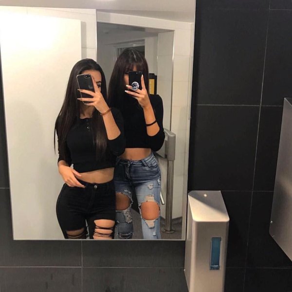 Девушка перед зеркалом