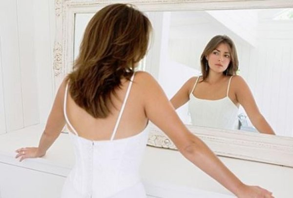 Девушка перед зеркалом