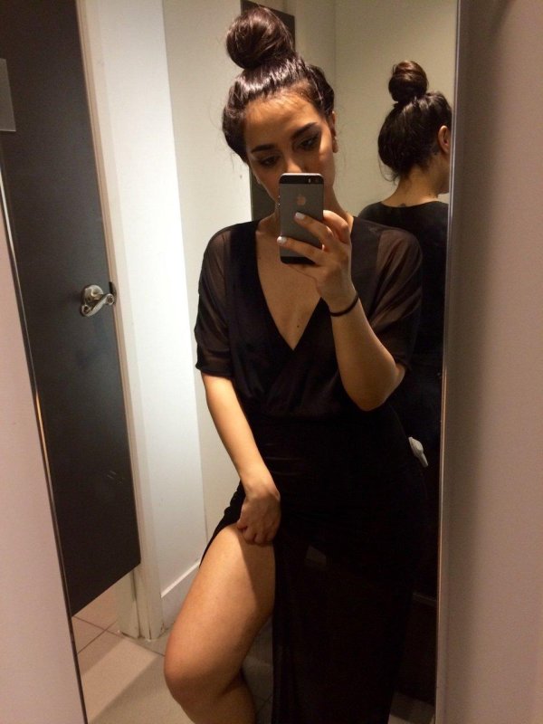 Девушка перед зеркалом