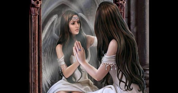 Девушка перед зеркалом