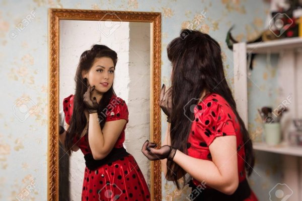Девушка перед зеркалом
