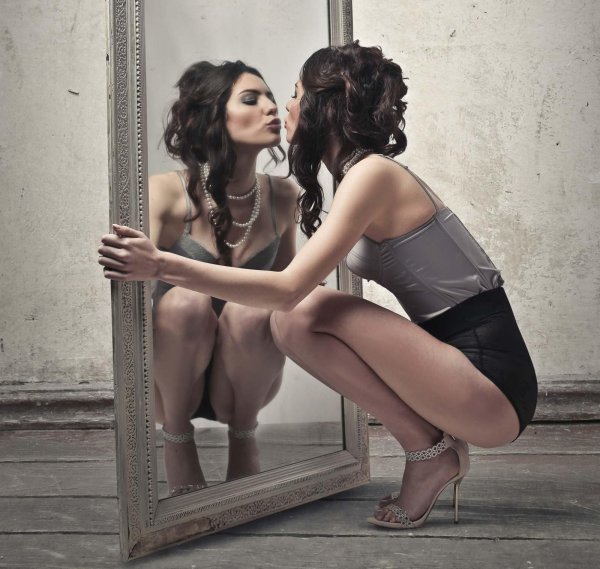 Девушка перед зеркалом