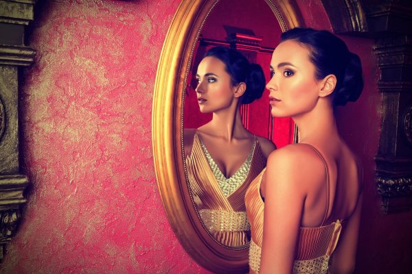 Девушка перед зеркалом