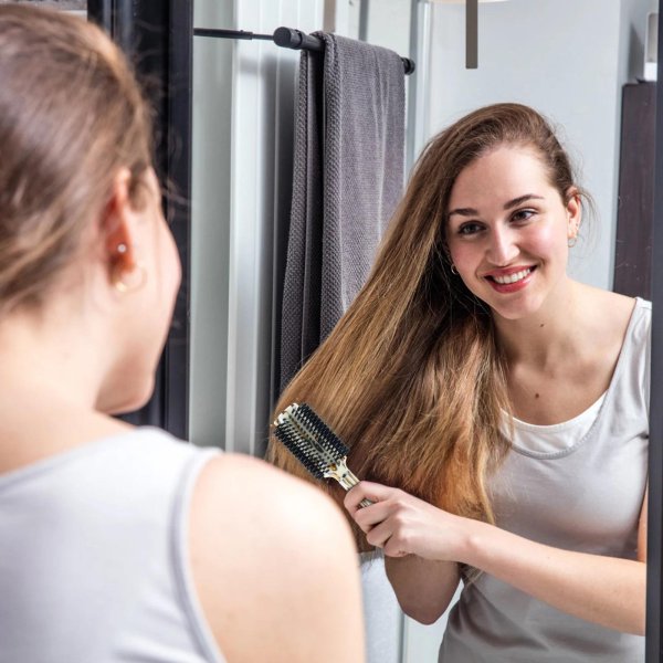 Девушка перед зеркалом