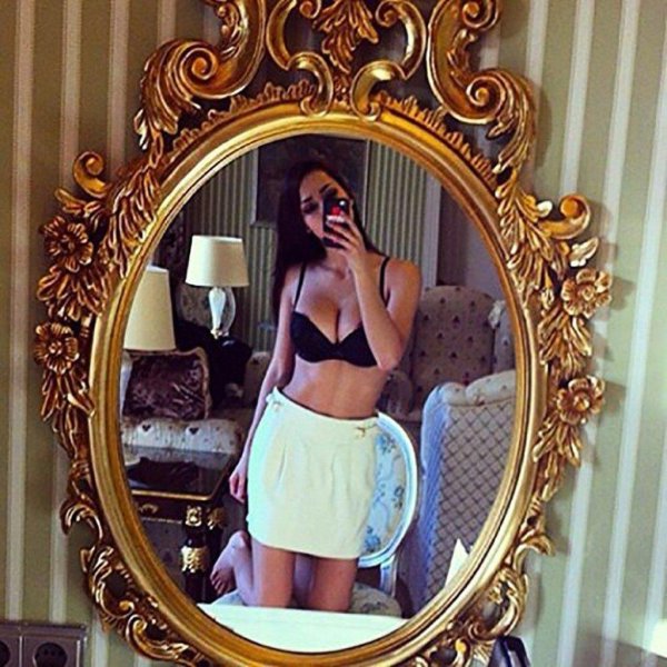 Девушка перед зеркалом