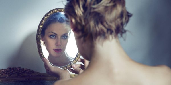 Девушка перед зеркалом