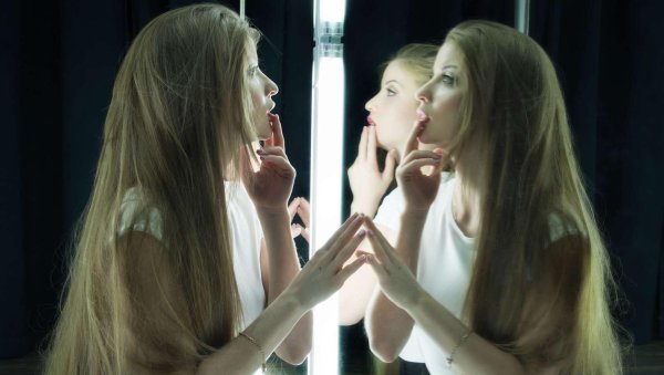 Девушка перед зеркалом