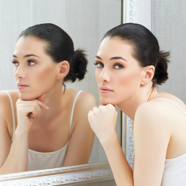 Девушка перед зеркалом