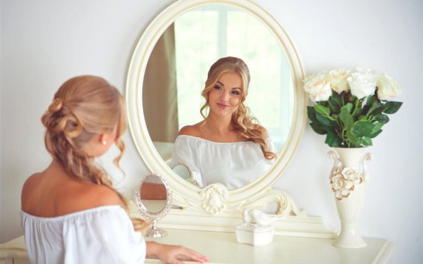 Девушка перед зеркалом