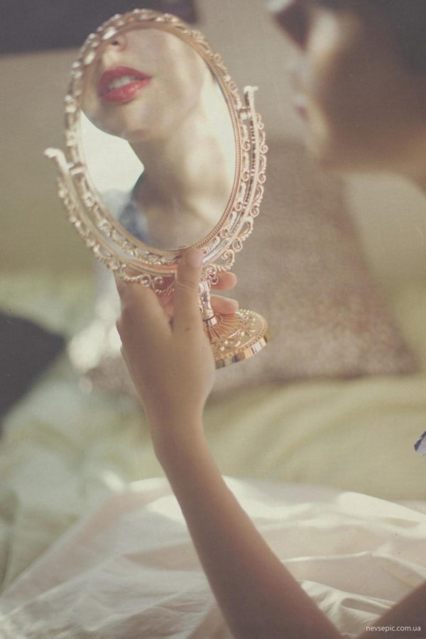 Девушка перед зеркалом